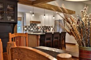 Susan Lane Hideaway - 4BR, 3BA Renovated Home, Close to Skiing and Town, Fireplace